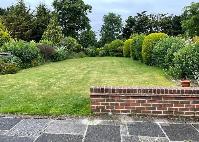 Cheerful 3 Bedroom House With Off Street Parking