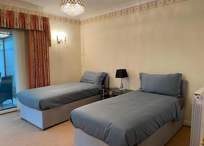 Cheerful 3 Bedroom House With Off Street Parking