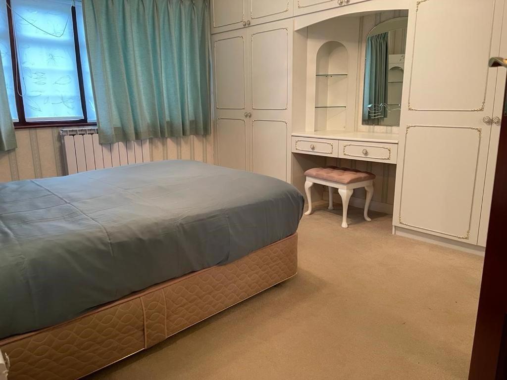 Cheerful 3 Bedroom House With Off Street Parking Holiday home