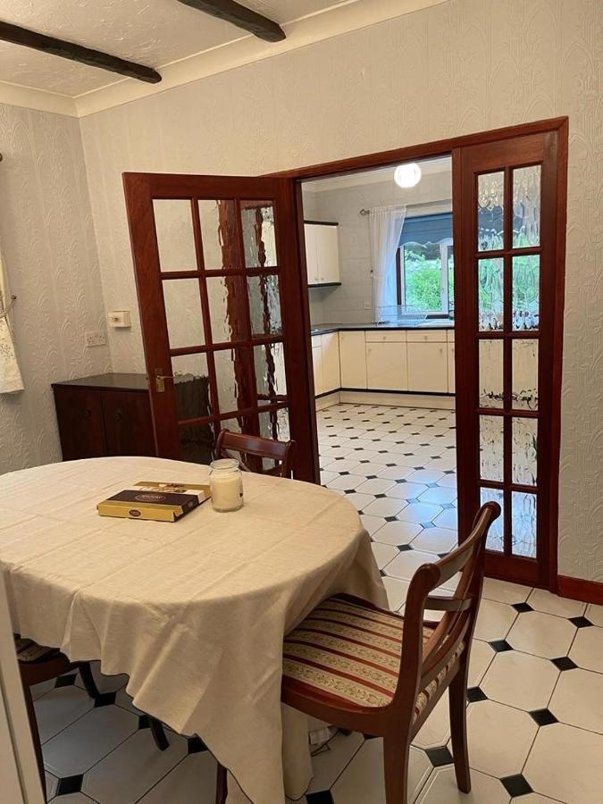 Cheerful 3 Bedroom House With Off Street Parking Holiday home *