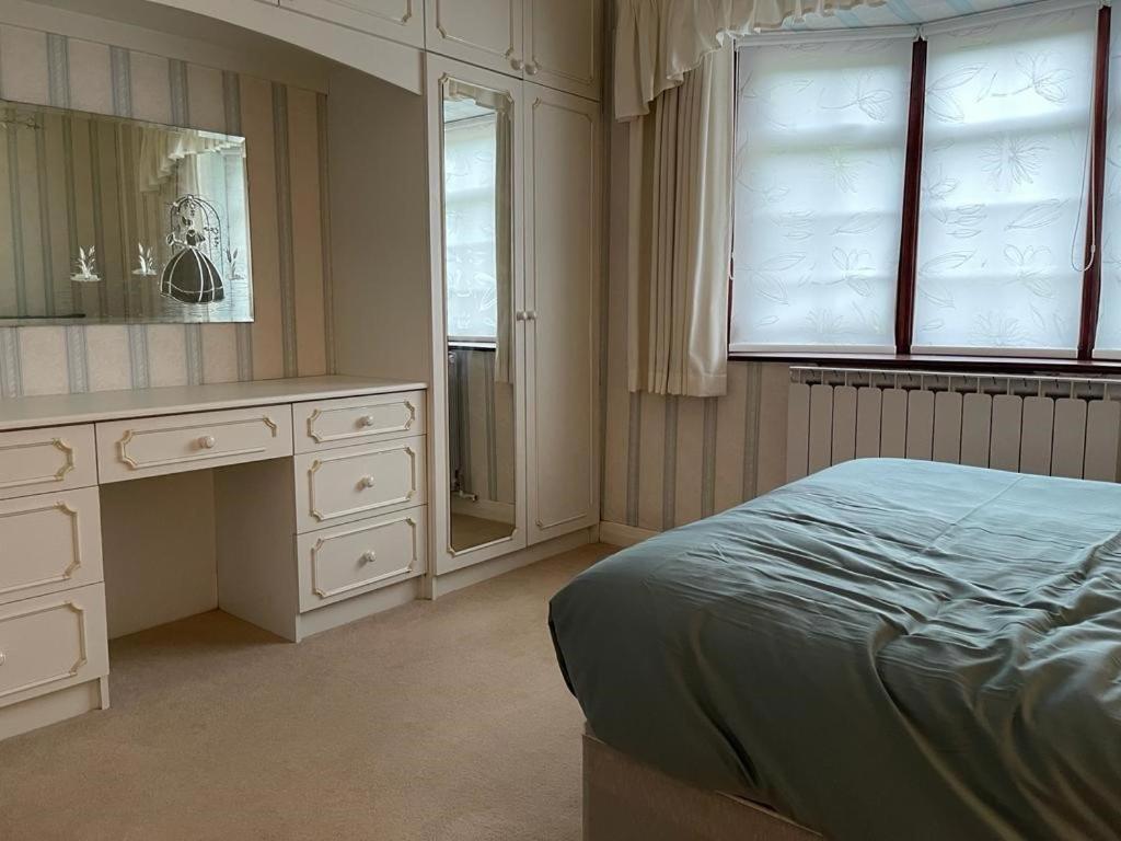 Cheerful 3 Bedroom House With Off Street Parking