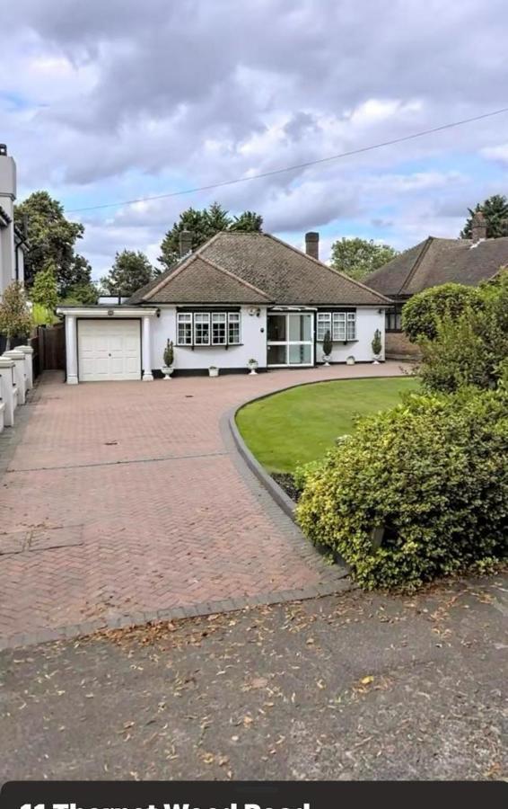 Cheerful 3 Bedroom House With Off Street Parking *